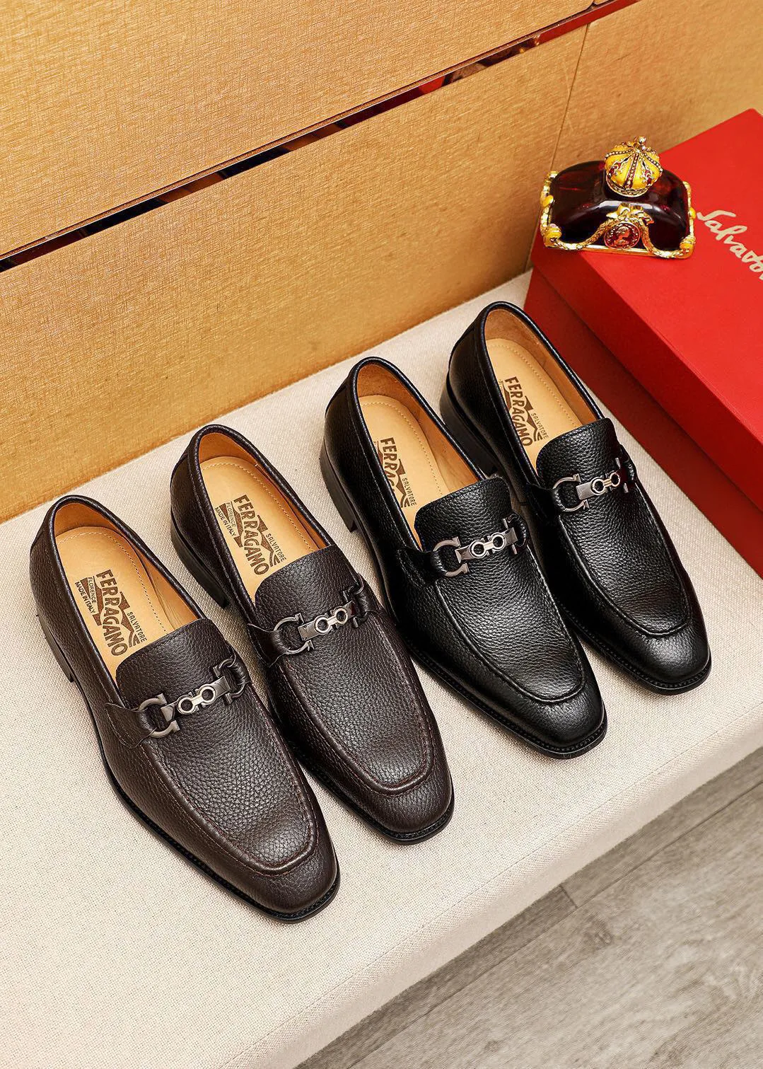 Men's shoes 💰460 💐 Product trademark: Ferragamo "Ferragamo" casual leather shoes Regular size: 38-44 (45🉑️customized) Product materials: Selected imported first-layer pebbled calfskin upper + luxury hardware buckle, imported water-dyed cow leather lining. Strong three-dimensional visual effect, original combination outsole Color: 2⃣️colors available